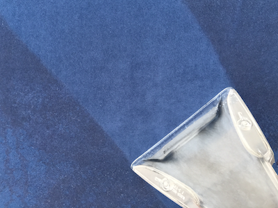 Limpieza de butacas y cortinas en un teatro