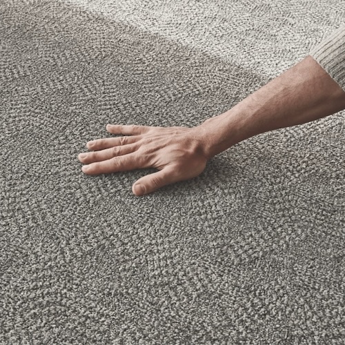 Instalación de moqueta ignífuga en una sala de butacas