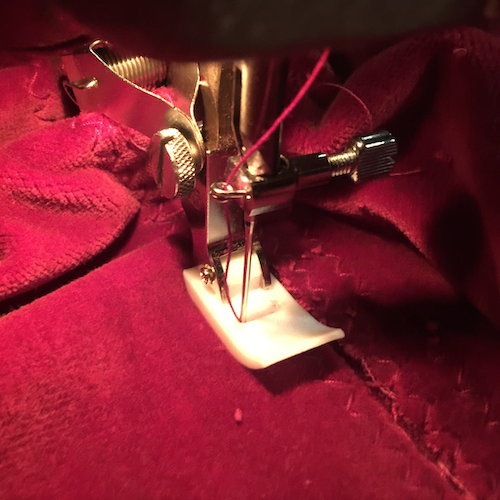 Reparación profesional de una rotura en una cortina o telón escénico